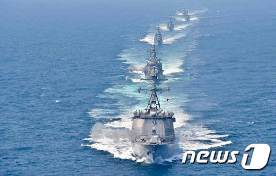 해군 구축함 '율곡이이함'(맨 앞) 등의 해상기동훈련. (해군 제공) 2016.6.16/뉴스1 © News1