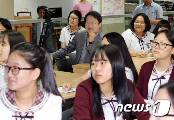 조희연 서울시교육감이 서울 은평구 예일여고를 방문해 진로수업을 참관하고 있다./뉴스 1 © News1