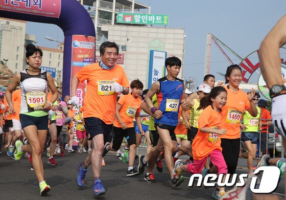 19일 김동일 보령시장(사진왼쪽 두번째)이 보령머드 임해마라톤대회에 참가하여 선수들과 함께 달리고 있다.2016.6.19 뉴스1© News1