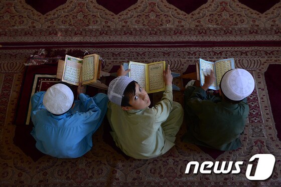 아프가니스탄 수도 카불의  한 무슬림 사원에서 남자 어린이들이 코란을 읽고 있다©AFP= News1