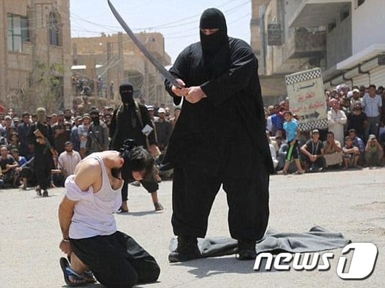 IS 사형집행인 '불도저'가 한 젊은 남성에 참형을 집행하고 있다.© News1