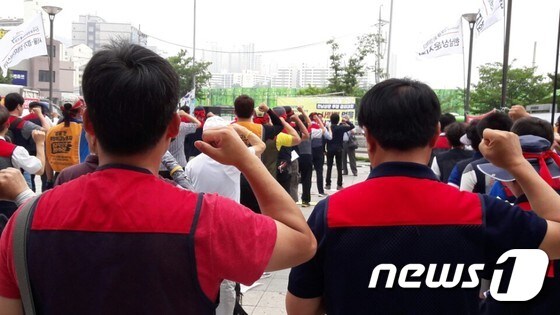 마을버스 한남상운의 노동자들이 21일 오후 서울 금천구청 앞에서 모여 밥 먹을 시간 보장을 요구하고 있다.© News1