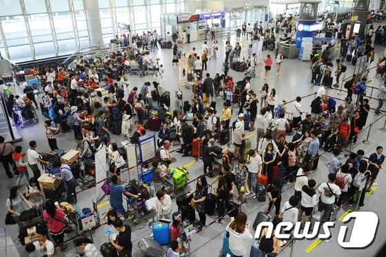 경남 김해공항 국제선에 수속하는 승객들로 가득차 있다.  2016.6.21/뉴스1 © News1 박기범 기자