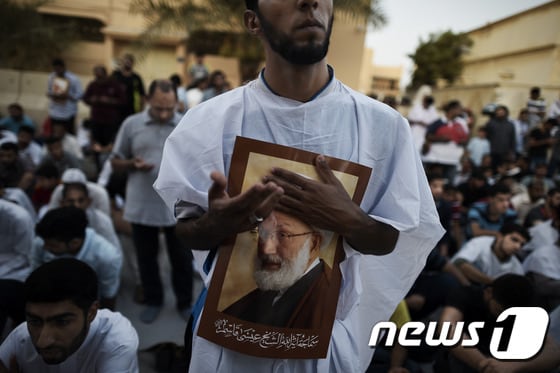 바레인 시민들이 21일(현지시간) 시아파 성직자 세이크 이사 카심의 국적 박탈에 항의하는 시위를 벌였다. © AFP=뉴스1