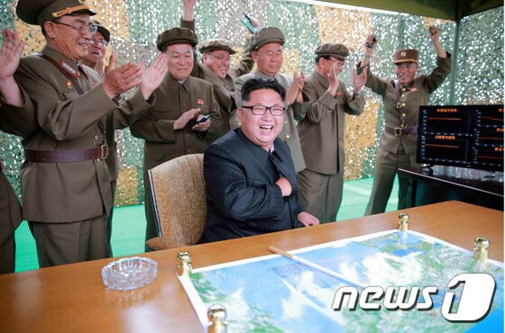 북한이 지난 23일 '중장거리 전략탄도로케트 화성-10'(무수단 미사일)의 시험발사 사진을 공개하며 무기 개발 수준을 과시했다. (노동신문)