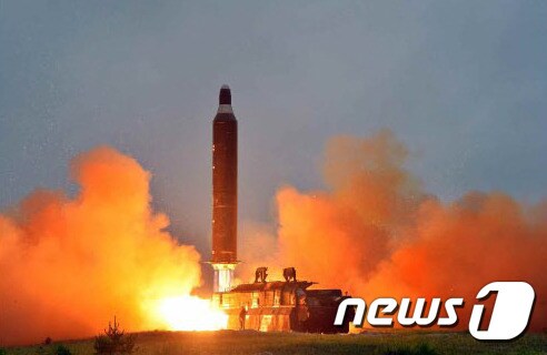 북한이 23일 '중장거리 전략탄도로케트 화성-10 (무수단 미사일)의 시험발사 사진을 공개하며 무기 개발 수준을 과시했다. (노동신문)