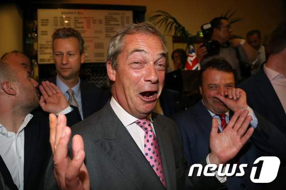브렉시트(영국의 EU 탈퇴) 운동을 주도한 나이절 패라지 영국독립당(UKIP) 대표가 24일(현지시간) 환하게 웃고 있다. © AFP=뉴스1