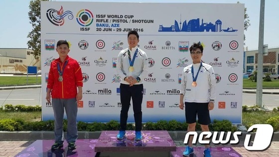 한국 사격의 간판 진종오(가운데)가 24일(한국시간) 아제르바이잔 바쿠에서 열린 월드컵 권총 50m에서 금메달을 목에 걸었다. 진종오와 함께 이대명(오른쪽)도 동메달을 수확했다. (대한사격연맹 제공). © News1