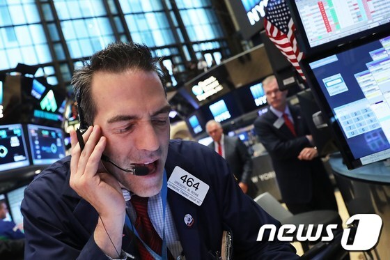 미국 증권거래소(NYSE) 직원이 24일(현지시간) 영국의 유럽연합(EU) 탈퇴가 국민투표로 결정됐다는 소식에 반응하고 있다. 이날 뉴욕증시는 급락했다.© AFP=뉴스1 © News1 김혜지 기자