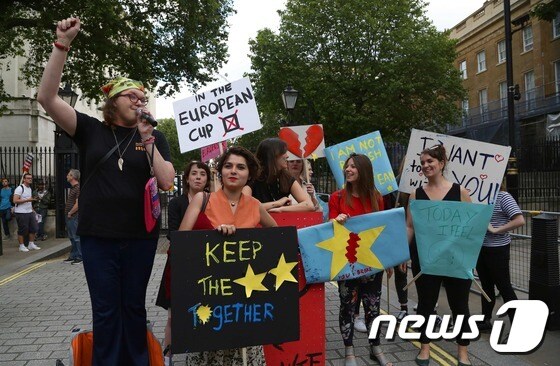 영국이 유럽연합(EU)을 탈퇴하기로 결정된 가운데 이에 반대하는 시민들이 24일(현지시간) 영국 런던 다우닝가에서 반(反) 브렉시트 시위를 벌이고 있다.© AFP=뉴스1 © News1 김혜지 기자