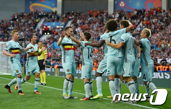 벨기에 선수들이 27일(한국시간) 프랑스 툴루즈의 스타디움 무니시팔에서 열린 헝가리와의 2016 유럽축구선수권대화(유로 2016) 16강전에서 득점 후 기뻐하고 있다. © AFP=News1