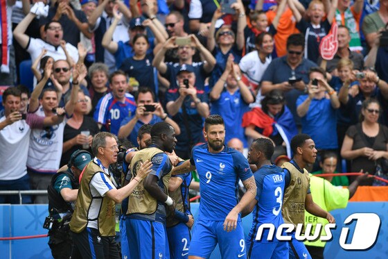 프랑스 선수들이 26일(한국시간) 프랑스 리옹의 스타드 드 리옹에서 열린 아일랜드와의 2016 유럽축구선수권(유로 2016) 16강전에서 득점 후 기뻐하고 있다. © AFP=News1