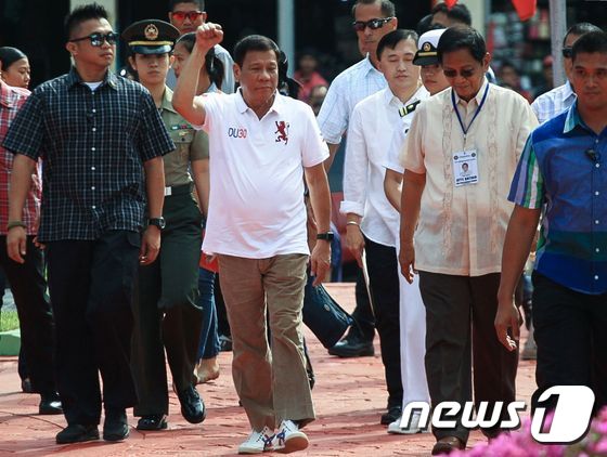로드리고 두테르테 필리핀 대통령 당선인이 27일(현지시간) 다보오시 청사에 도착하고 있다. © AFP=뉴스1