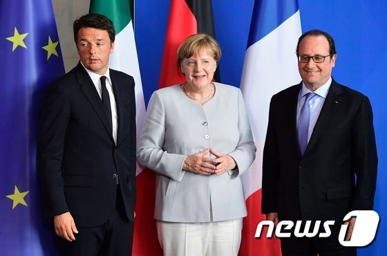 베를린에서 회동한 앙겔라 메르켈 독일 총리(가운데)와 프랑수아 올랑드 프랑스 대통령(오른족), 마테오 렌치 이탈리아 총리. © AFP=뉴스1