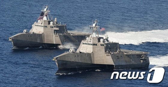 미 해군 연안 전투함(LCS) 2번 함인 '인디펜던스'(왼쪽)와 4번함 '코로나도' (미국 해군 제공) © News1