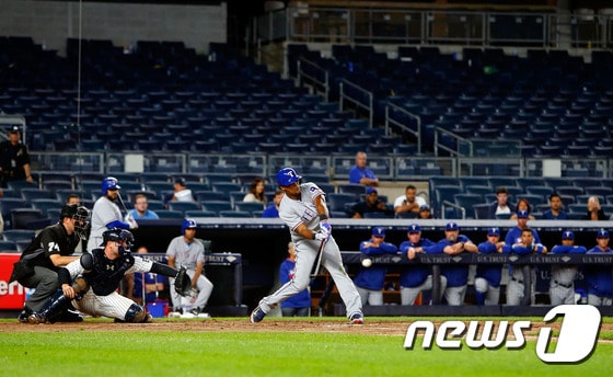 새벽 2시가 넘은 시간 경기가 재개된 9회초 텍사스 레인저스와 뉴욕 양키스의 경기 장면.© AFP=News1