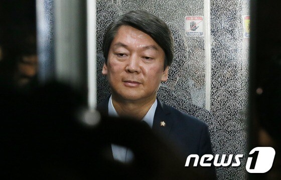 안철수 국민의당 상임공동대표가 29일 서울 여의도 국회에서 대표직 사퇴 의사를 밝히고 국회를 나서고 있다.