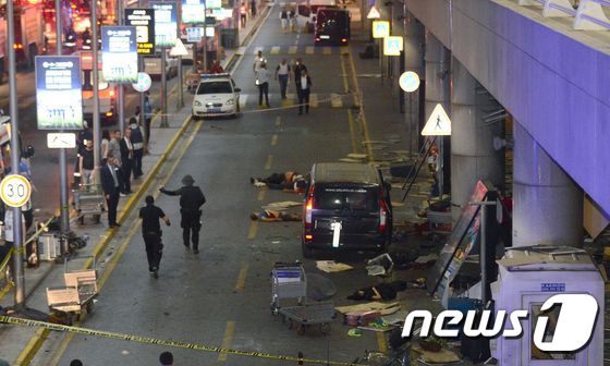 28일(현지시간) 밤 터키 이스탄불의 아타튀르크공항에서 자살 폭탄 테러가 발생한 뒤 공항 터미널 옆에 부상자들이 누워있다. © AFP=뉴스1