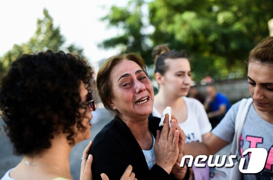 29일(현지시간) 터키 이스탄불 아타튀르크공항 인근에 있는 경찰병원 밖에서 테러 사망자 어머니가 오열하고 있다. © AFP=뉴스1
