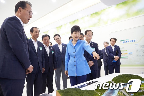 박근혜 대통령은 지난달 30일 강원도 홍천 친환경에너지타운을 방문해 설명을 듣고 있다. (청와대 제공) 2016.6.30/뉴스1 © News1 이광호 기자