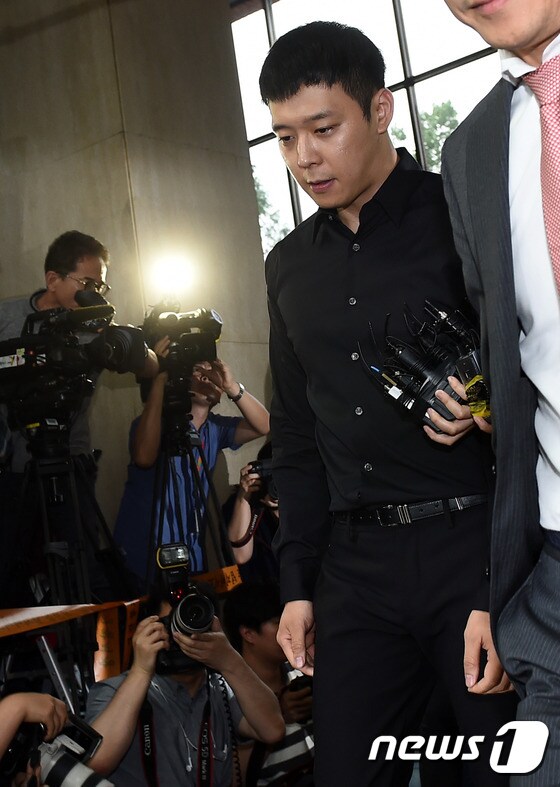 성폭행 혐의로 4명의 여성으로부터 피소된 배우 겸 가수 박유천이 30일 오후 피의자 조사를 위해 서울 강남경찰서로 들어서고 있다. © News1star / 고아라 기자