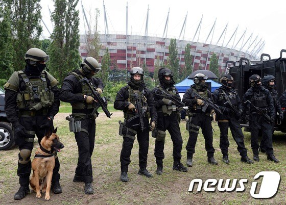 오는 7월 북대서양조약기구(NATO) 정상회의가 열리는 바르샤바에서 경찰들이 대테러훈련을 하고 있다. © AFP=뉴스1