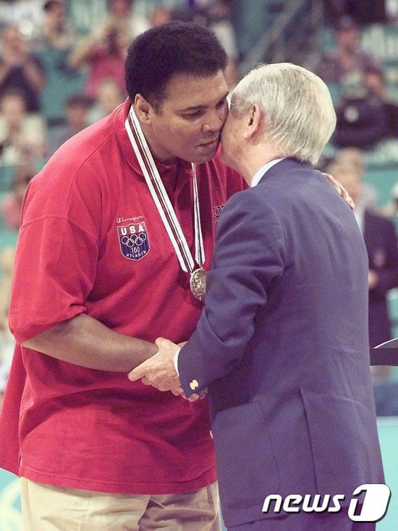 복싱 전설 무하마드 알리가 3일(현지시간) 별세했다. 사진은 지난 1996년 애틀랜타 올림픽에서 알리가 특별 금메달을 수여받는 모습. /AFP=뉴스1 © News1