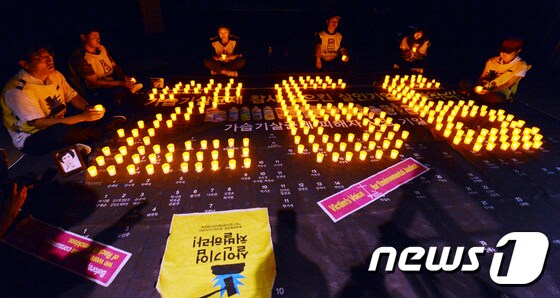 가습기살균제 피해자 가족들과 환경보건시민센터 회원들이 지난 5일 오후 서울시청 바스락홀에서 266개의 LED 촛불로 266명의 희생자들을 추모하고 있다. © News1