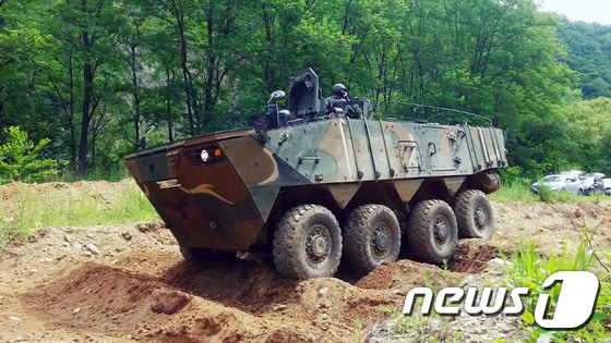 방위사업청이 7일 국내 기술로 개발된 '차륜형장갑차' K808(보병전투용), K806(보병수송용) 두가지 모델을 공개했다. (방위사업청 제공) 2016.6.6/뉴스1