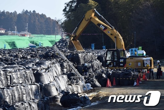 2011년 일본 후쿠시마 원전사고의 방사능 오염 제거과정에서 발생한 폐기물이 지난 2월12일 도미오카정의 임시 집하장에 쌓이고 있다. © AFP=뉴스1