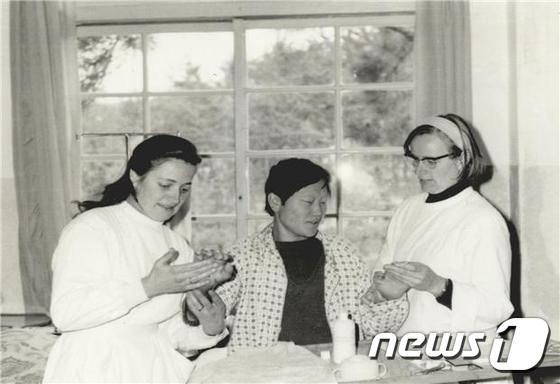 1967년경 국립소록도병원에서 일하는 마리안느 스퇴거(왼쪽)과 마가렛 피사렛 수녀.© News1