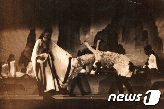 한국 최초의 무용극 '학'의 토대가 되는 한성준의 학춤 공연모습 (사진제공=성낙재)