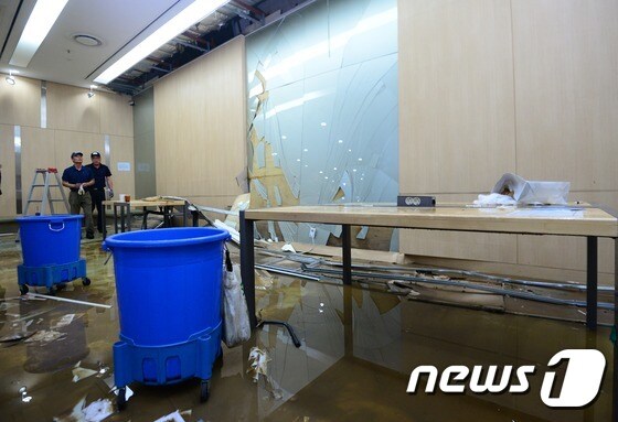 1일 오후 장맛비에 침수된 서울 연세대학교 중앙도서관 건물 지하강의실에 물이 새어나온 부분이 깨져있다. /뉴스1 DB