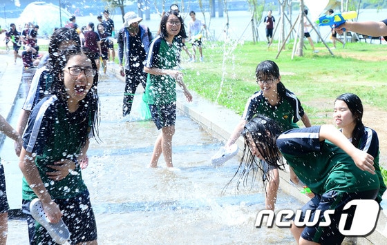 서울 여의도 한강시민공원에서 봉사활동을 마친 중학교 학생들이 물놀이를 즐기고 있다.© News1 박정호 기자