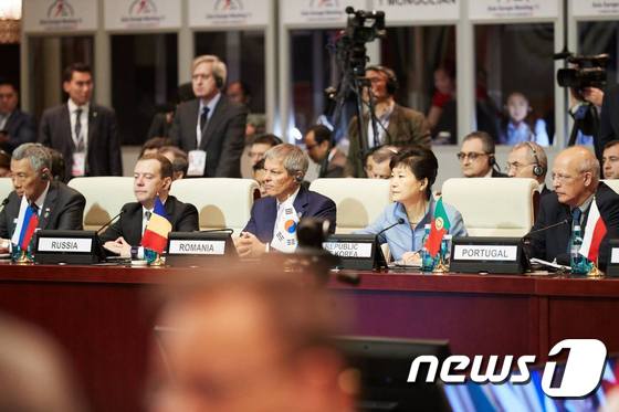 박근혜 대통령이 15일 오전 몽골 울란바토르에서 열린 '제11차 아시아·유럽 정상회의(ASEM) 전체회의'에 참석해 자리에 앉아 있다. (청와대) 2016.7.15/뉴스1 © News1 이광호 기자