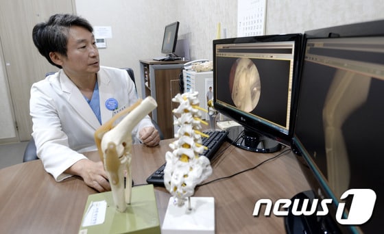 서동원 바른세상병원 원장(전 올림픽 주치의)이 무릎 치료에 대해 설명하고 있다./뉴스1 © News1 안은나 기자
