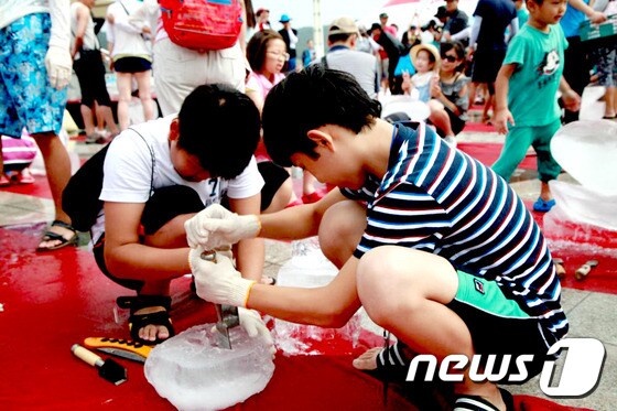 울산조선해양축제의 얼음배 조각대회. © News1