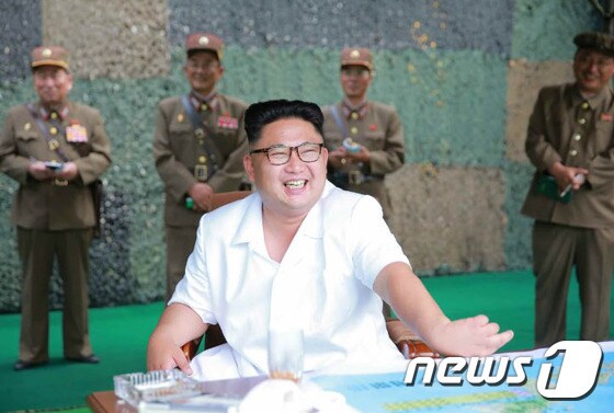 김정은 북한 국무위원장이 지난 7월 인민군 전략군 화성포병부대들의 탄도로켓 발사 훈련을 현지지도하는 모습. (노동신문) 2016.7.20/뉴스1 © News1 추연화 기자