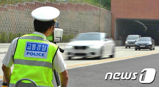 자료사진. 지난해 7월21일 오후 서울 강남순환도시고속도로에서 경찰들이 과속 단속을 하고 있다.  2016.7.21/뉴스1 © News1 신웅수 기자