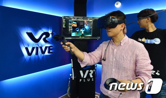 VR 플러스 쇼룸에서 이용객이 VR체험을 하고 있다. 2016.7.22/뉴스1 © News1 구윤성 기자