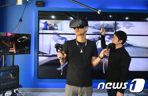 서울 강남구에 국내 최초로 문을 연 VR 기반 복합 문화공간 'VR 플러스 쇼룸'에서 이용객이 VR 체험을 하고 있다. /뉴스1 © News1