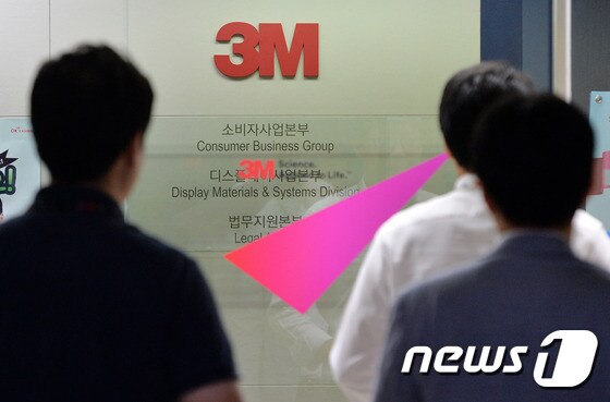 서울 여의도 한국3M 본사에서 직원들이 오가고 있다.  © News1 박세연 기자