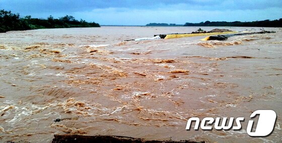 볼리비아에 쏟아진 기록적인 폭우로 중량물 운송용 가교가 물에 잠겼다. © News1
