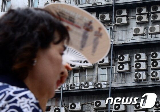 서울 시내 한 건물 외벽에 설치된 에어컨 실외기가 바쁘게 작동되고 있다./뉴스1 © News1 박정호 기자