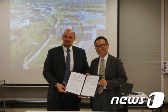 임용택 원장(오른쪽)과 크리스티안 안츠 레이저공정재료연구실장이 업무협약을 체결하고 있다. © News1