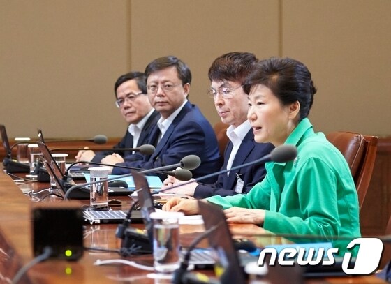 우병우 민정수석(왼쪽에서 두번째) © News1 DB