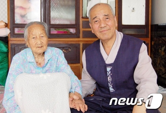 충북 괴산군 청천면에 올해 102세인 최우남 할머니가  조카인 김사진씨(68·오른쪽)와 포즈를 취하고 있다. © News1