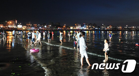 제주시 이호태우 해변에서 많은 도민과 관광객들이 물놀이를 즐기며 여름밤 더위를 식히고 있다.2016.7.26/뉴스1 © News1 이석형 기자