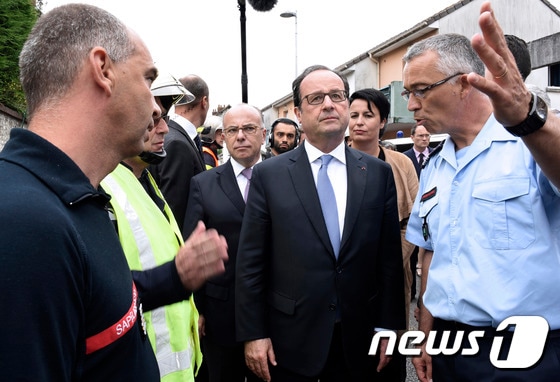 26일(현지시간) 인질극이 벌어진  센마리템주 셍테티엔 뒤 루브래의성당을 방문한 프랑수와 올랑드 프랑스 대통령. ©AFP= News1