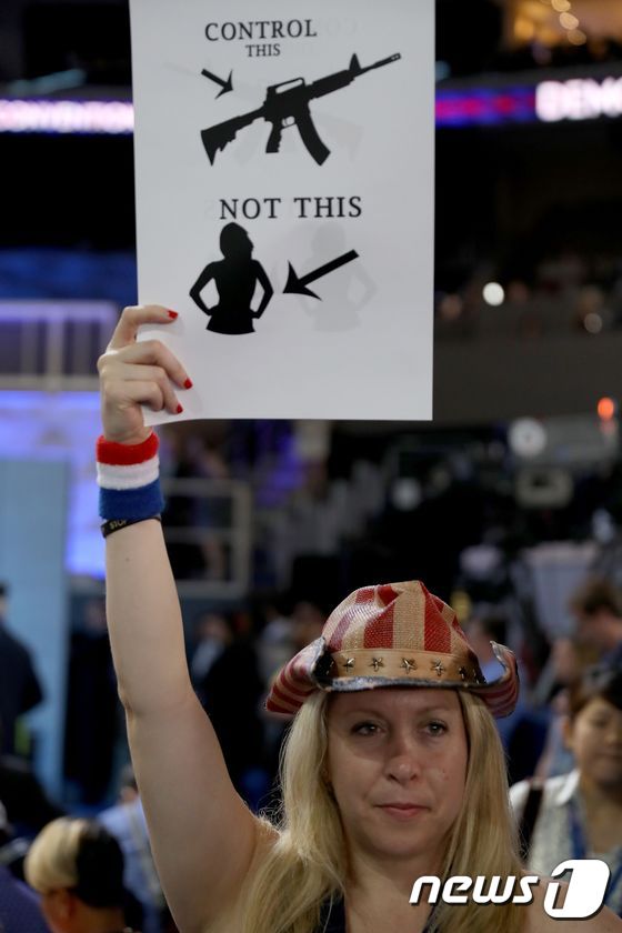 [사진] '여자 말고 총기를 규제해'